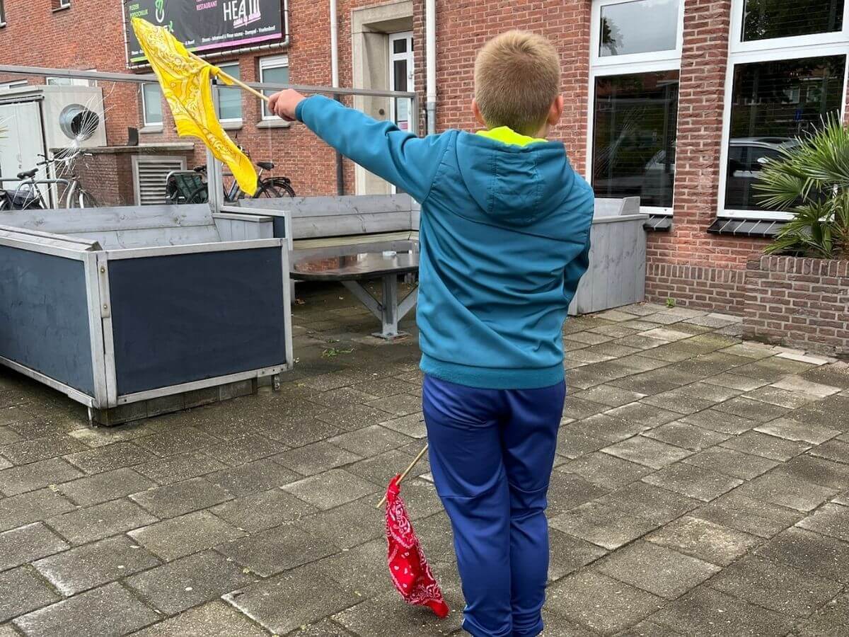 Wie is de Mol vlaggenopdracht bij Move For Fun Jongen voert vlaggenopdracht uit tijdens Wie is de Mol kinderfeestje in Westland