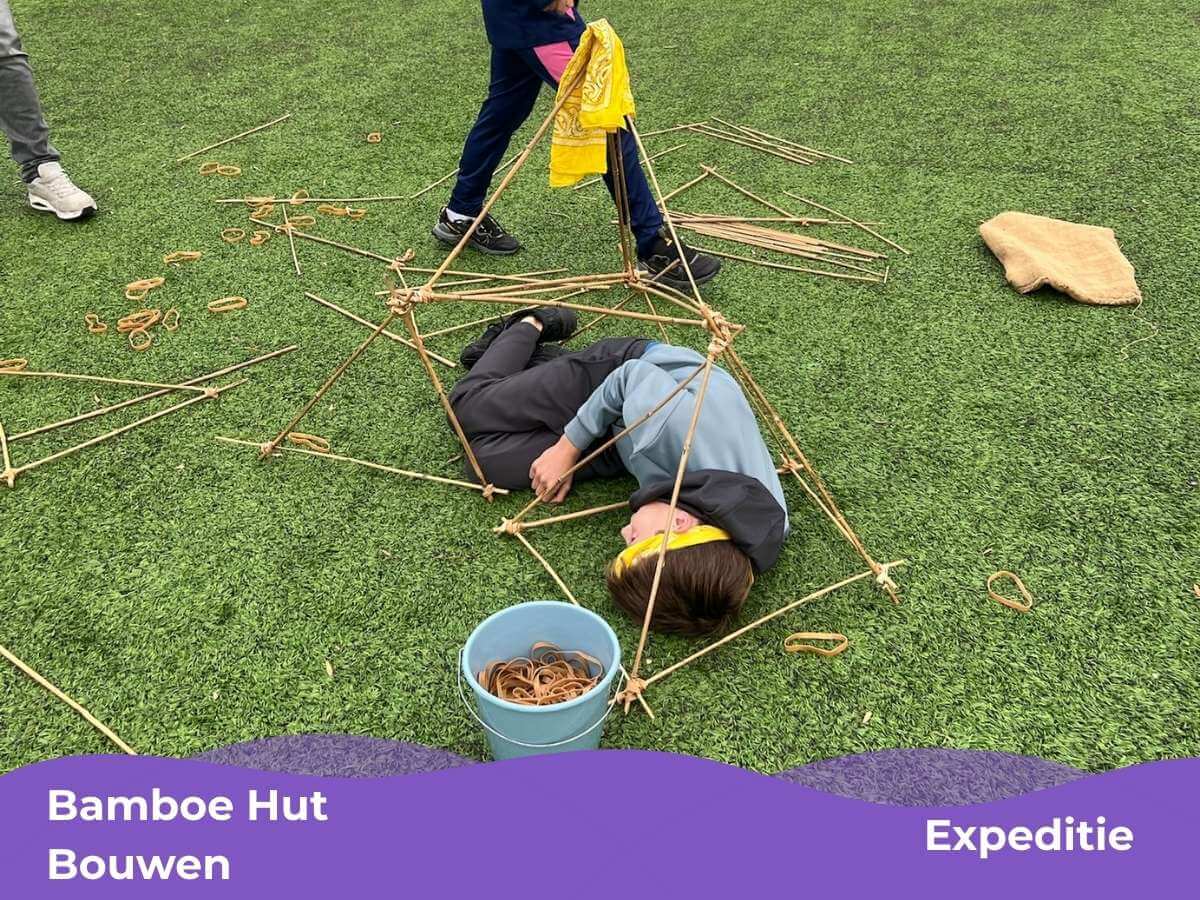 Bamboe hut bouwen Expeditie bij Mix Feestje – Kinderfeestje Westland Kinderen bouwen een bamboe hut tijdens een Expeditie Mix Feestje in Westland