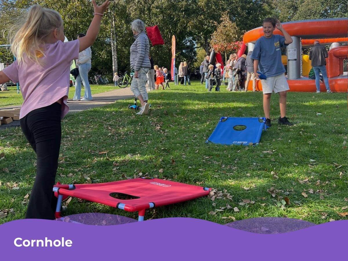 Cornhole bij Mix Feestje – Kinderfeestje Westland Kinderen spelen cornhole tijdens een Mix Feestje kinderfeestje in Westland