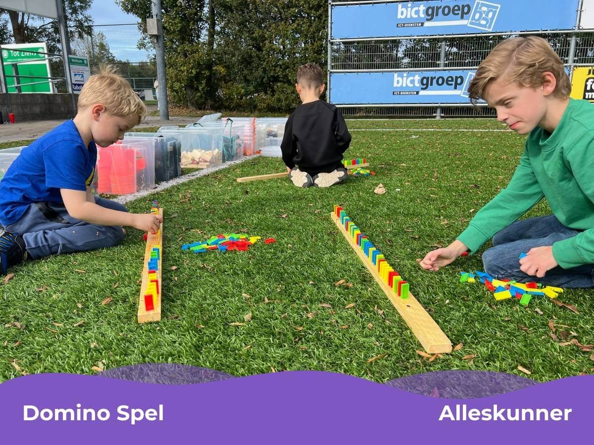 Domino spel bij Mix Feestje – Kinderfeestje Westland Kinderen spelen het domino spel tijdens een Alleskunner Mix Feestje in Westland