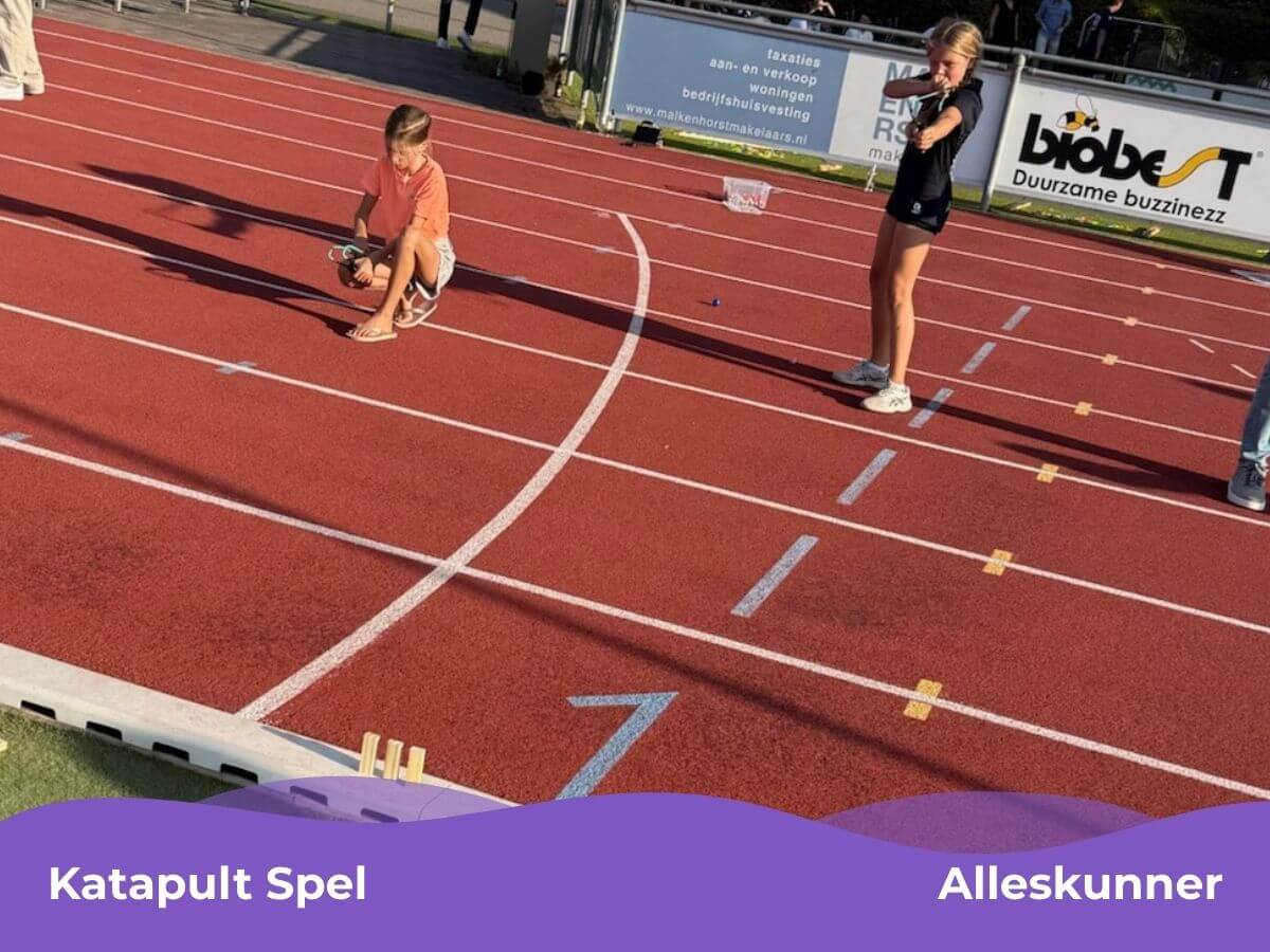 Katapult spel bij Mix Feestje – Kinderfeestje Westland Kinderen spelen het katapult spel tijdens een Alleskunner Mix Feestje in Westland