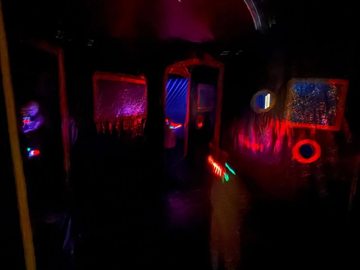 Lasergame arena binnen – Move For Fun Binnenkant van de lasergame arena met lichteffecten en targets tijdens een kinderfeestje bij Move For Fun