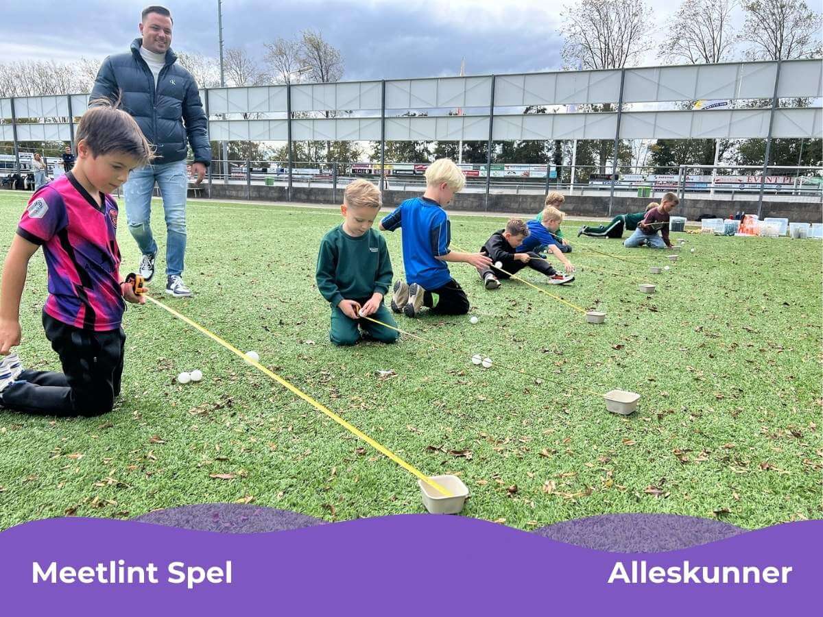 Meetlint spel bij Mix Feestje – Kinderfeestje Westland Kinderen spelen het meetlint spel tijdens een Alleskunner Mix Feestje in Westland
