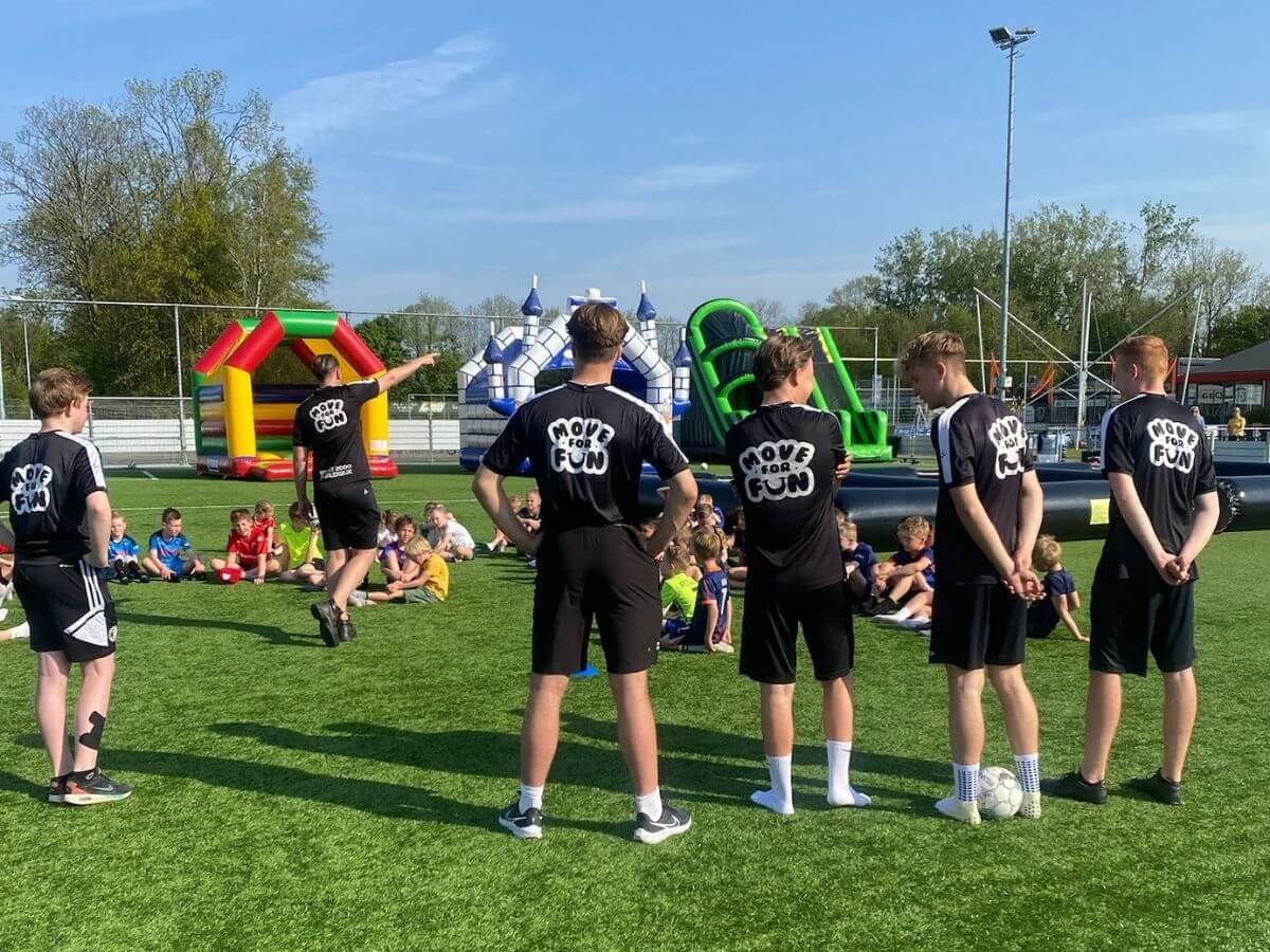 meivakantie-2024-sport-en-spel-kamp-move-for-fun-westland Begeleiders en kinderen tijdens het sport en spel kamp in de meivakantie 2024 bij Move For Fun in het Westland