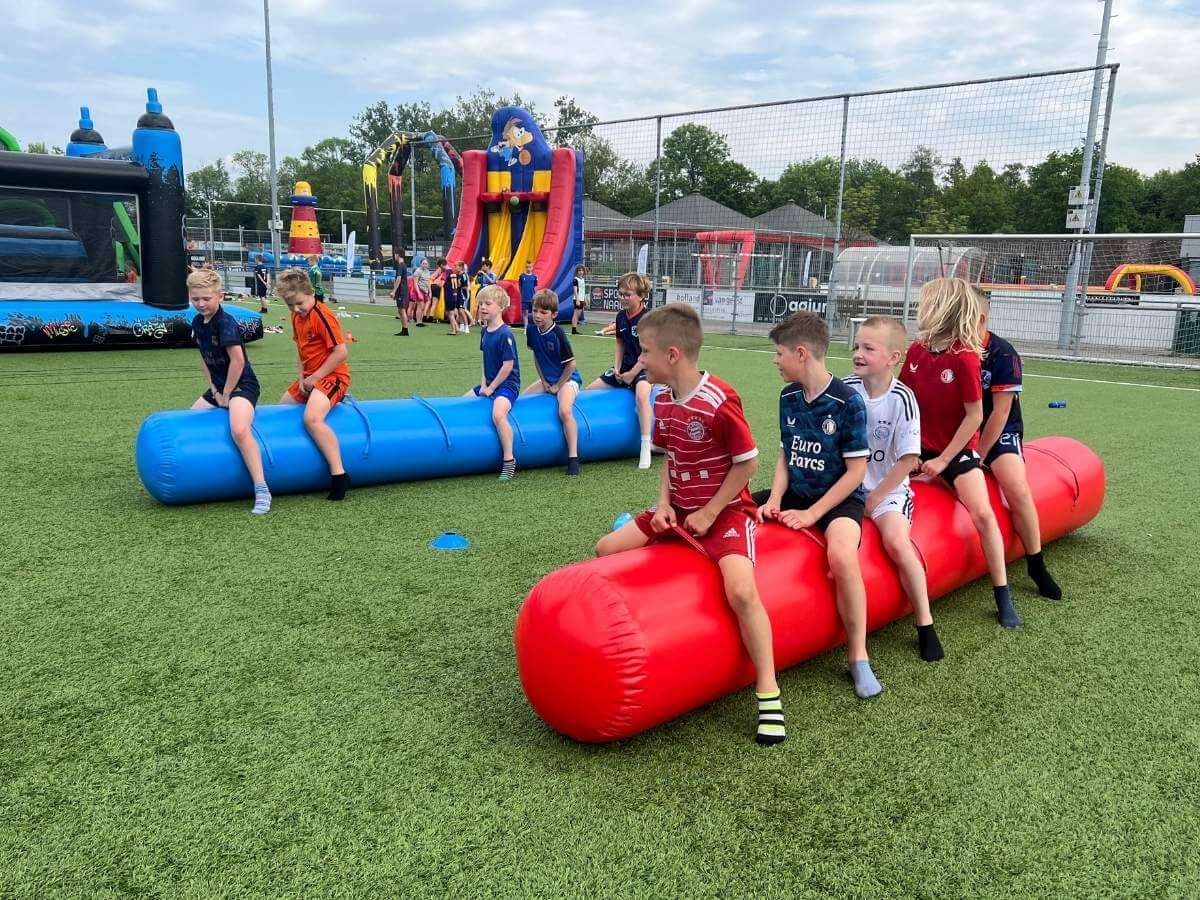 Meivakantie 2025 Sport en Spel – Groepsfoto Move For Fun Kinderen tijdens een sport en spel dag in de meivakantie 2025 bij Move For Fun met grote stormbanen en springkussens in het Westland