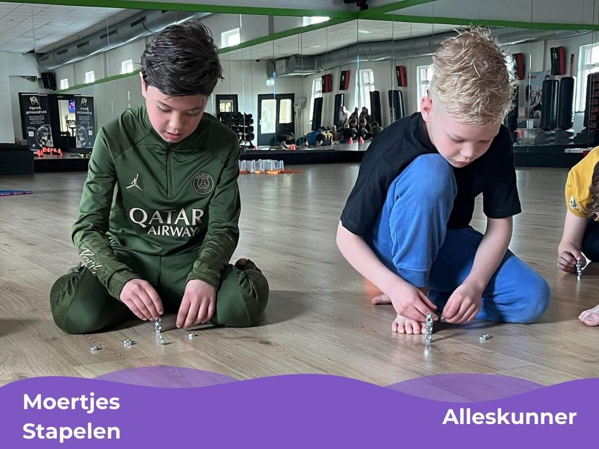 Moertjes stapelen bij Mix Feestje – Kinderfeestje Westland Kinderen stapelen moertjes tijdens een Alleskunner Mix Feestje in Westland