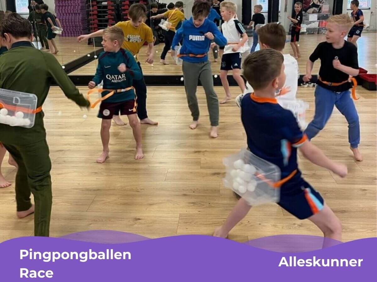 Pingpongballen race bij Mix Feestje – Kinderfeestje Westland Kinderen doen een pingpongballen race tijdens een Alleskunner Mix Feestje in Westland
