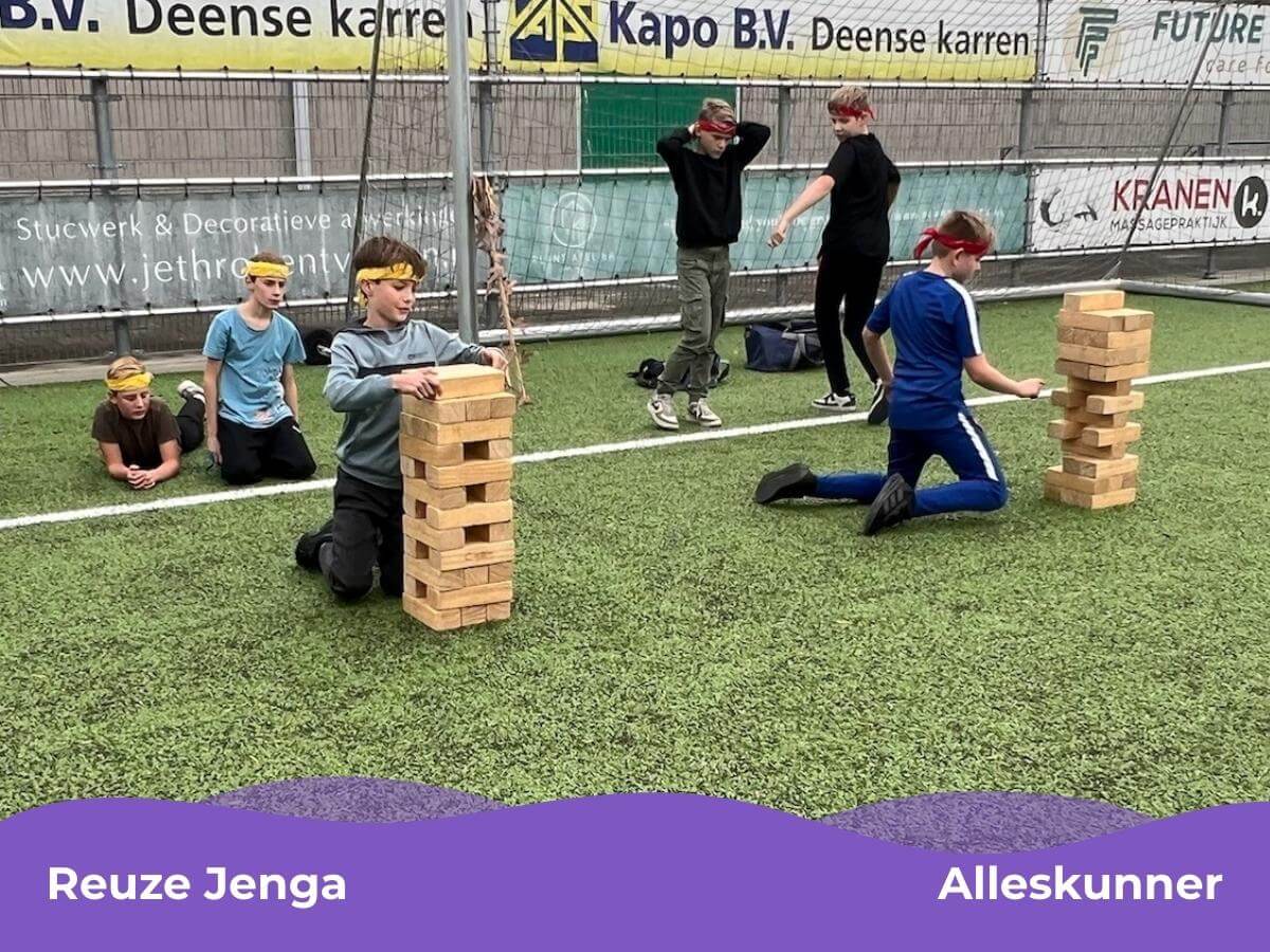 Reuze Jenga bij Mix Feestje – Kinderfeestje Westland Kinderen spelen reuze Jenga tijdens een Alleskunner Mix Feestje in Westland