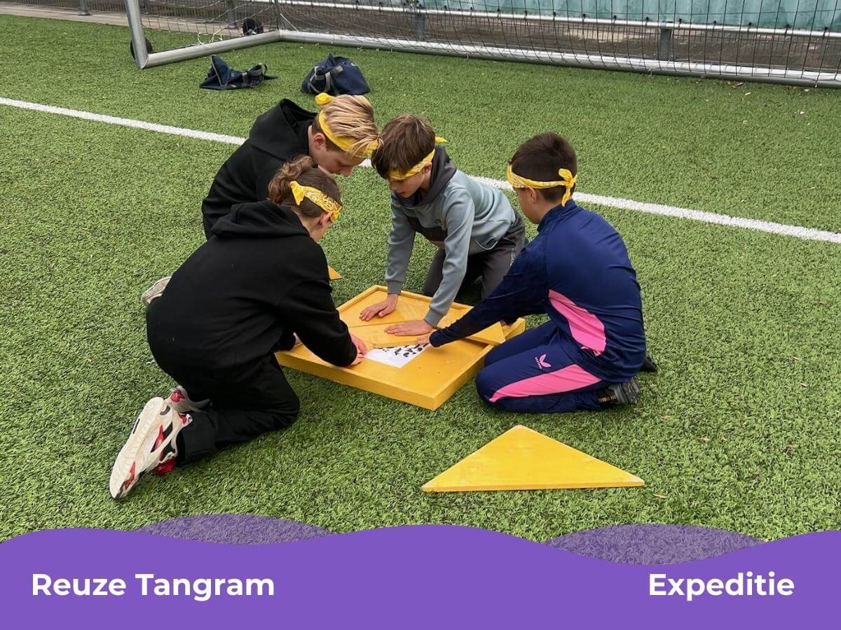 Reuze Tangram Expeditie bij Mix Feestje – Kinderfeestje Westland Kinderen maken een reuze tangram tijdens een Expeditie Mix Feestje in Westland