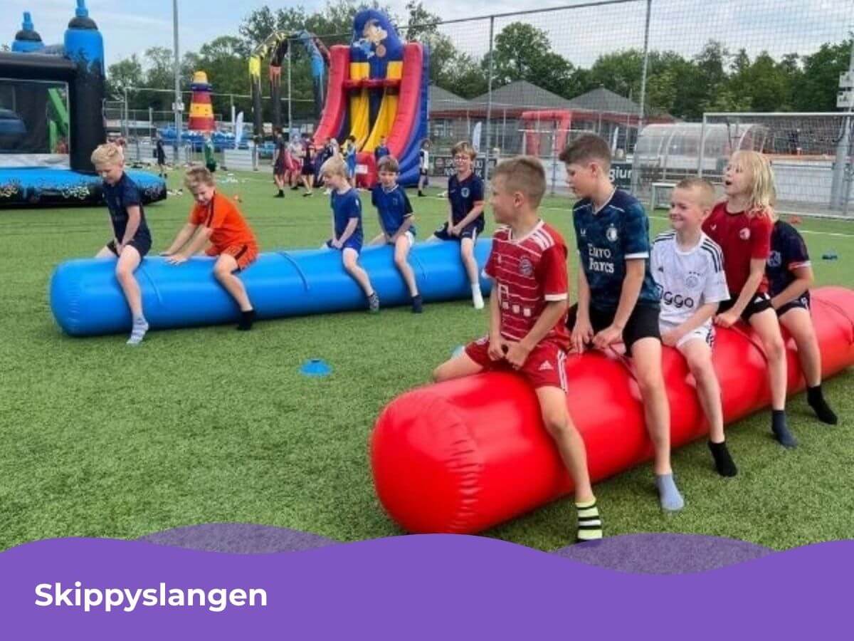 Skippyslangen bij Mix Feestje – Actief kinderfeestje Westland Kinderen spelen met skippyslangen tijdens een Mix Feestje kinderfeestje in Westland