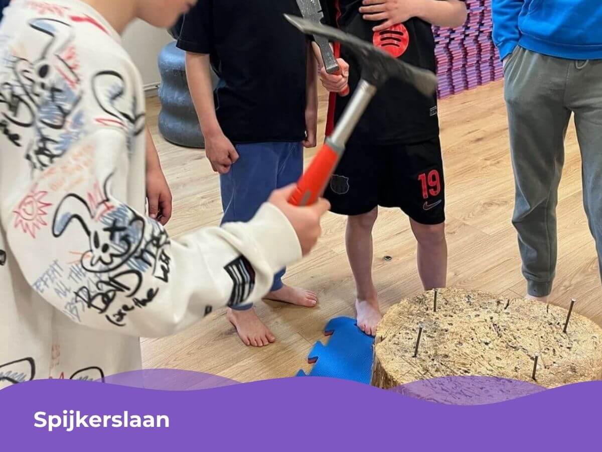 Spijkerslaan bij Mix Feestje – Kinderfeestje Westland Kinderen spelen spijkerslaan tijdens een Mix Feestje kinderfeestje in Westland
