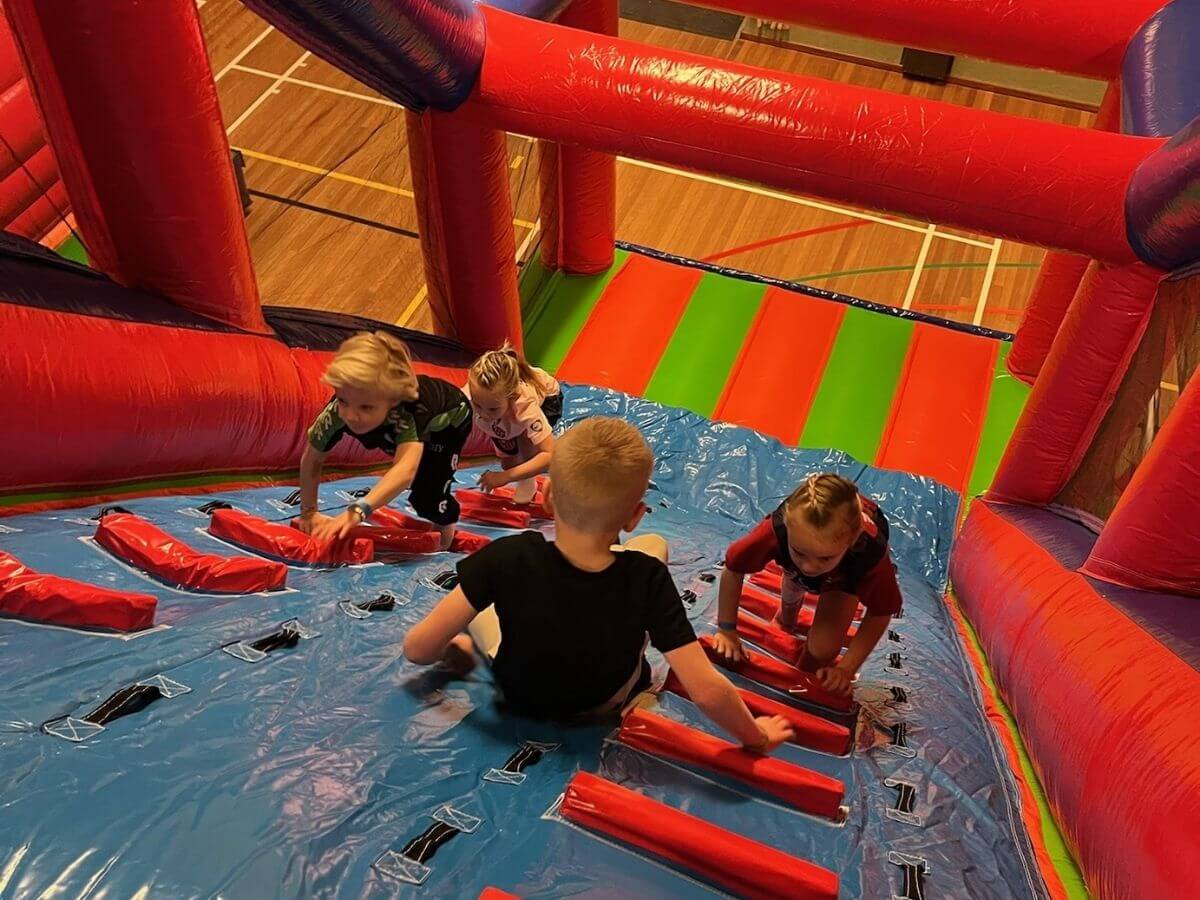 Stormbaan klimmen tijdens sport en spel – Move For Fun Kinderen klimmen en klauteren op een stormbaan tijdens een sport- en spelactiviteit van Move For Fun