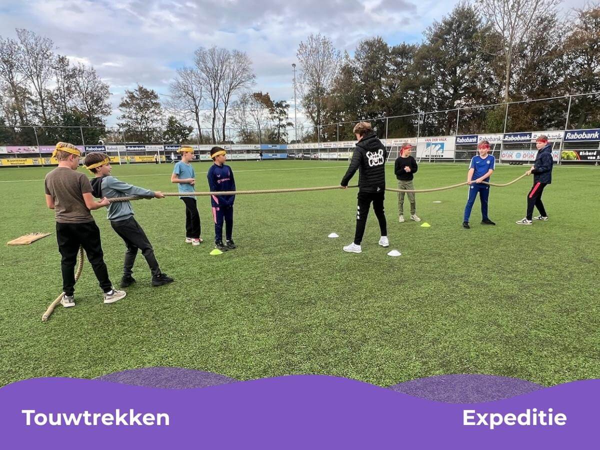 Touwtrekken Expeditie bij Mix Feestje – Kinderfeestje Westland Kinderen doen touwtrekken tijdens een Expeditie Mix Feestje kinderfeestje in Westland