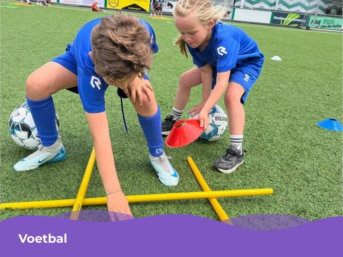 Voetbal bij Mix Feestje – Actief kinderfeestje Westland Kinderen doen voetbalspelletjes tijdens een Mix Feestje kinderfeestje in Westland