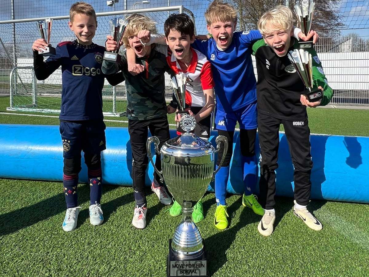 Voetbal vakantieactiviteiten voor kinderen – Move For Fun Kinderen vieren hun overwinning tijdens een voetbalactiviteit in de schoolvakantie bij Move For Fun