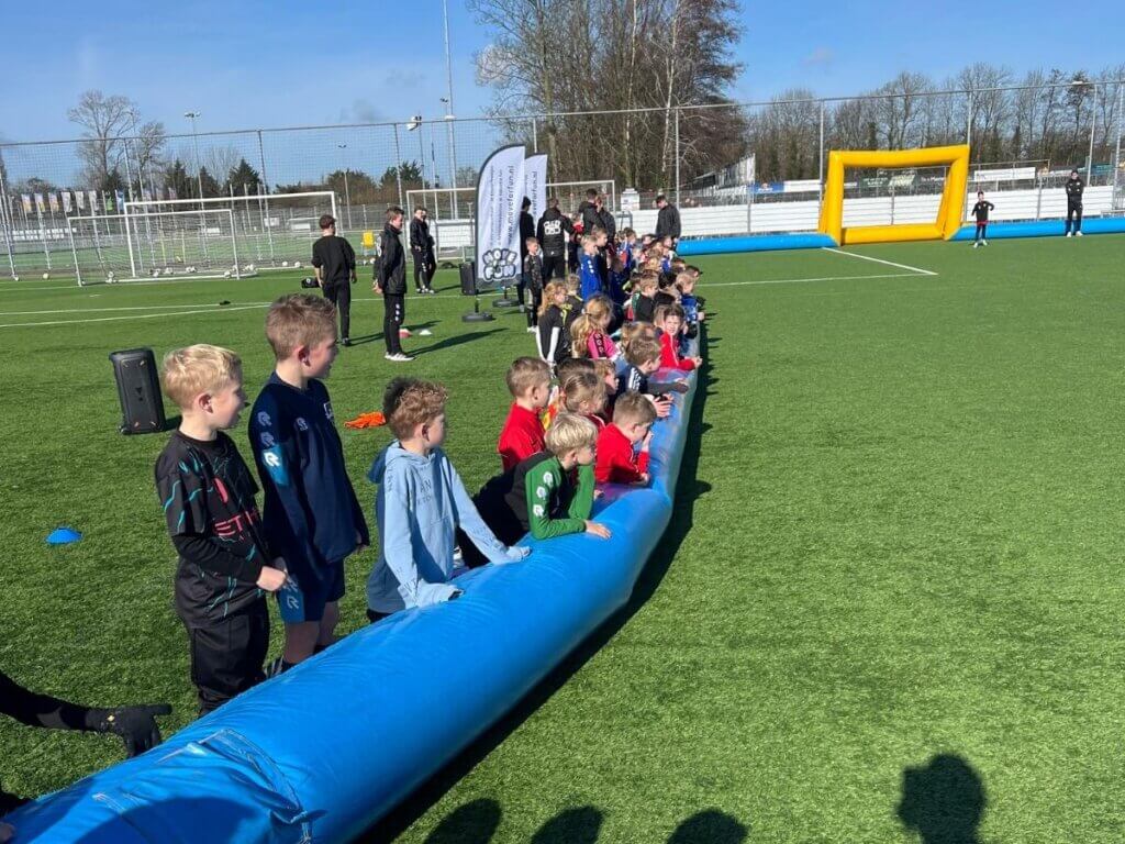 Kinderen staan klaar voor een voetbal trainingsochtend tijdens de voorjaarsvakantie bij Move For Fun